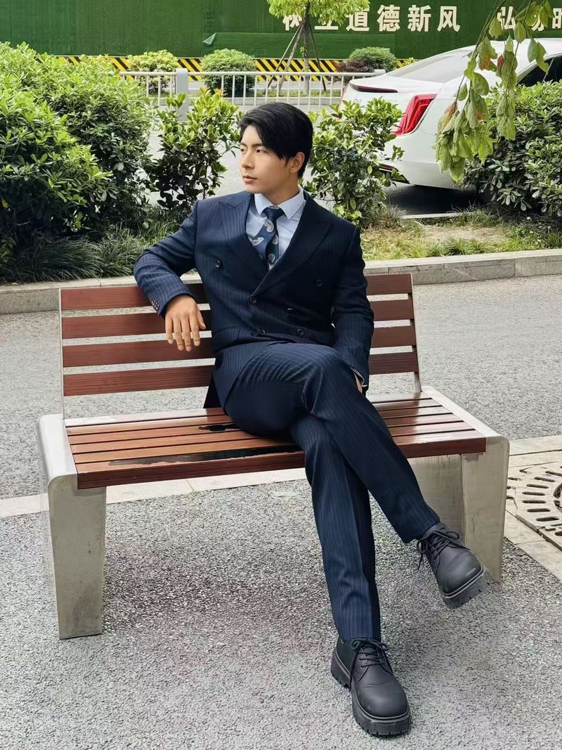 深蓝条纹休闲西装